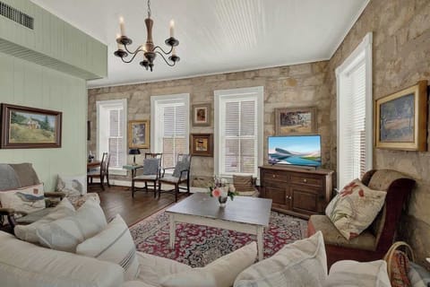 House, Multiple Beds, Patio, Garden View (101 N Orange #1) | Living area