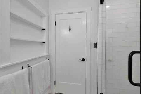 House, 1 King Bed, Kitchen, Garden View (213 E Travis - Rojo Unit A) | Interior