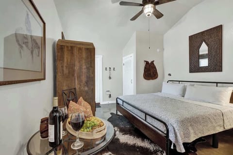 House, 1 King Bed, Kitchen, Garden View (213 E Travis - Tejas Unit B) | 1 bedroom, individually decorated, individually furnished, bed sheets