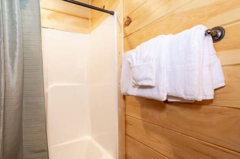 Room, Multiple Beds, Hot Tub, Mountain View (Blue Smoke View) | Bathroom | Towels