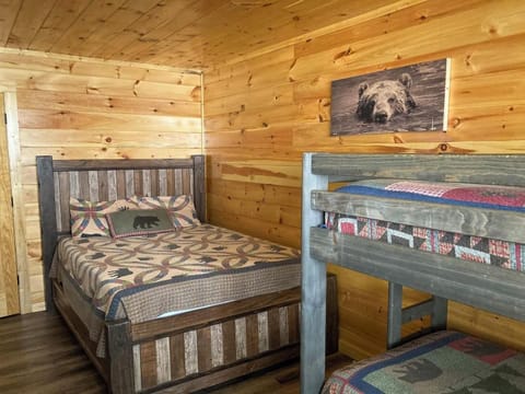 Room, Multiple Beds, Hot Tub, Mountain View (Blue Smoke View) | 3 bedrooms, individually decorated, individually furnished, bed sheets