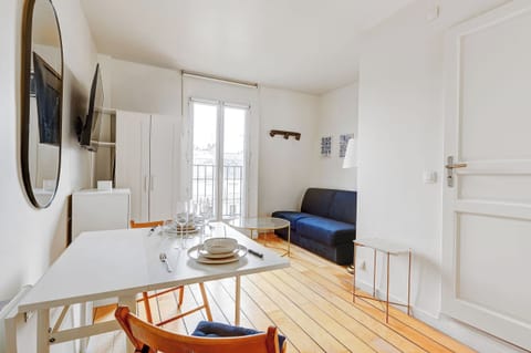 Bienvenu dans notre pièce de vie, composée d'un canapé convertible confortable, d'une TV avec accès à Netflix et d'un coin repas