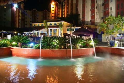 7 outdoor pools, sun loungers