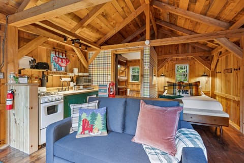 Uptah - Cozy studio cabin, open, and designed to unwind