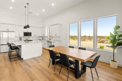 Dining with seating for 6