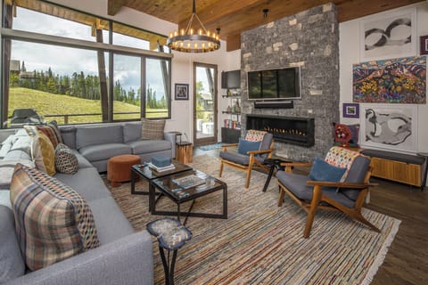 Welcome to Tanager House! Beautiful open living room | Interior