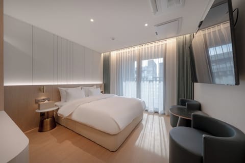 Business Double Room, 1 Double Bed, Non Smoking, City View | Blackout drapes, soundproofing, free WiFi, wheelchair access