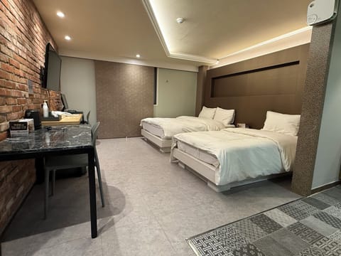 Deluxe Twin Room, Non Smoking | Down comforters, desk, laptop workspace, free WiFi