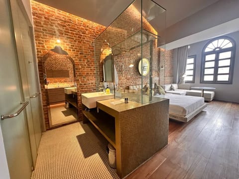 Deluxe Room | Bathroom | Shower, free toiletries, hair dryer, towels