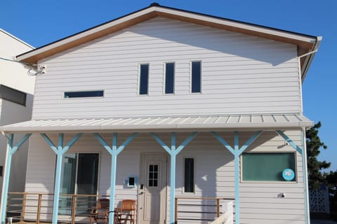 Just a short walk from the sea, this villa allows you to relax with your dog while feeling the sea breeze.