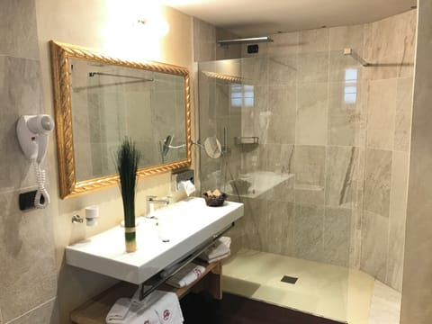 Superior Double or Twin Room | Bathroom | Slippers