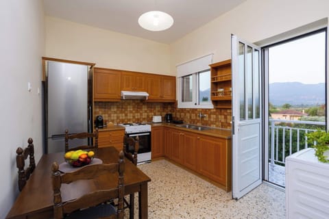 Functional layout—kitchen owh access to the patio