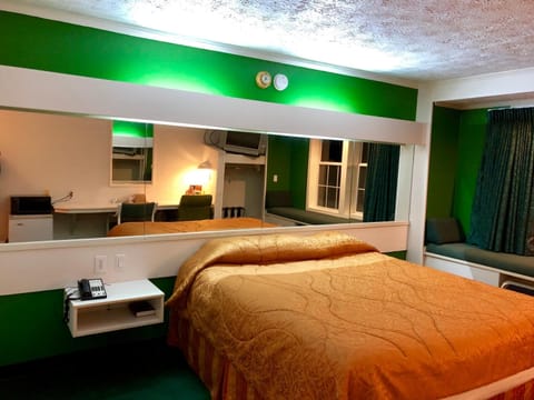 Desk, soundproofing, iron/ironing board, free WiFi