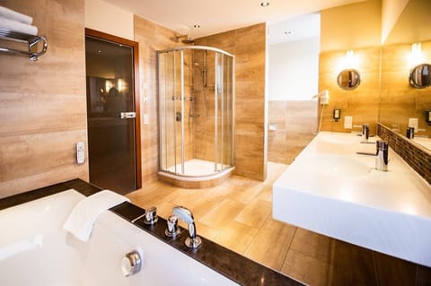 Suite | Bathroom | Hair dryer, towels, shampoo, toilet paper