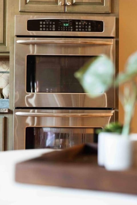 Double ovens ready for some great meals. 