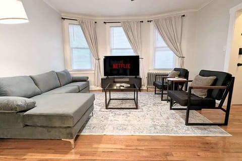 Let natural light set the tone. Bright bay windows, ceiling fan, and a big-screen Smart TV create a relaxed hub for families and work trips—close to EWR, American Dream Mall, and MetLife Stadium.