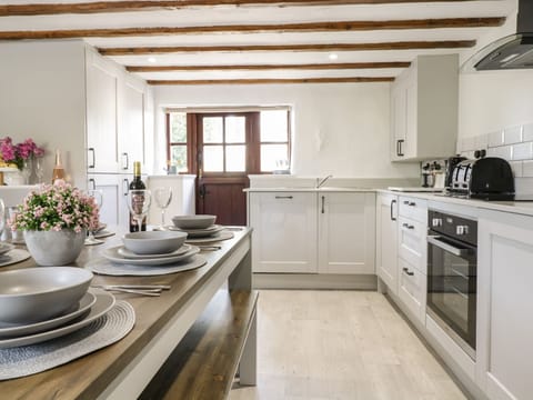 Fridge, microwave, dishwasher, cookware/dishes/utensils