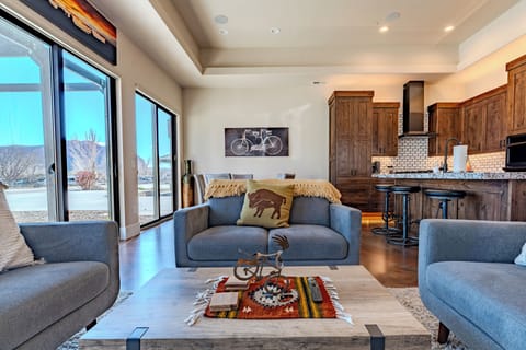 Deluxe House, Desert View | Living room