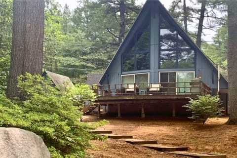 This elegant private backyard overlooking the lake is waiting for you and your family to relax! 