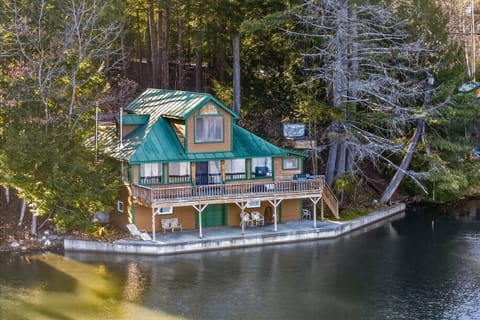 This beautiful cabin is located directly on the lake, enjoy wonderful views and great swimming everyday here!