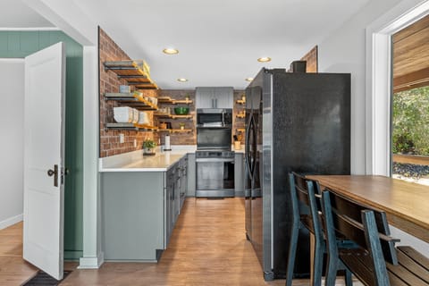 Fully stocked kitchen!