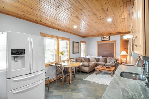 The kitchen is ready to have a family dinner! 