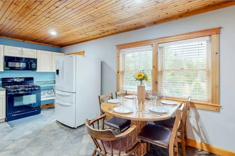 The kitchen is ready to have a family dinner! 