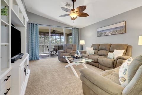 This pleasantly designed and appointed 2nd floor Colonial Country Club condo will be the perfect place to spend your SW Florida vacation this year!