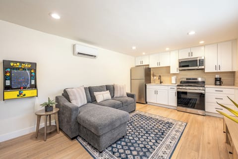 Relax in tis stylish lounge with kitchenette