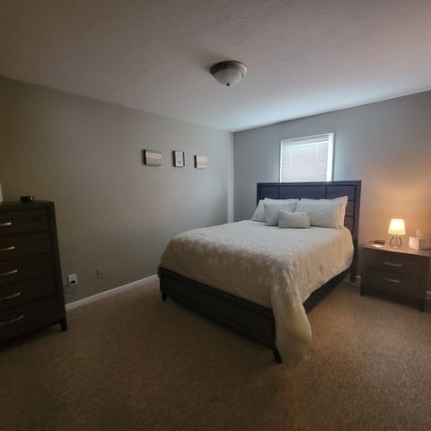 Master Bedroom - Queen Bed