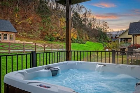 The back deck hosts a bubbling hot tub where you can soak beneath an open sky. Surrounded by crisp mountain air, it’s the ideal place to soothe muscles after a day of hiking or shopping in town.