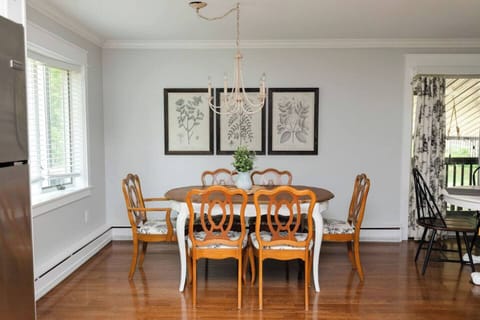 Inside dining for 10