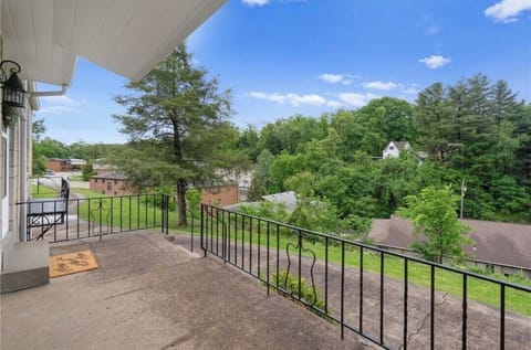 Front Porch perfect for deer/groundhog/bird watching! 