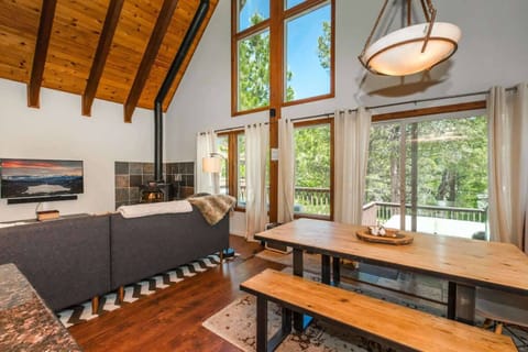 House, Multiple Beds, Patio, Mountain View (Alder Creek Paradise) | Living area | 42-inch flat-screen TV with digital channels, fireplace
