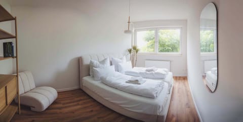 Schlafzimmer mit Doppelbett