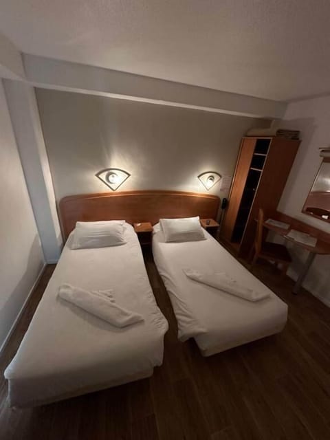 Twin Room | Premium bedding, in-room safe, laptop workspace, soundproofing