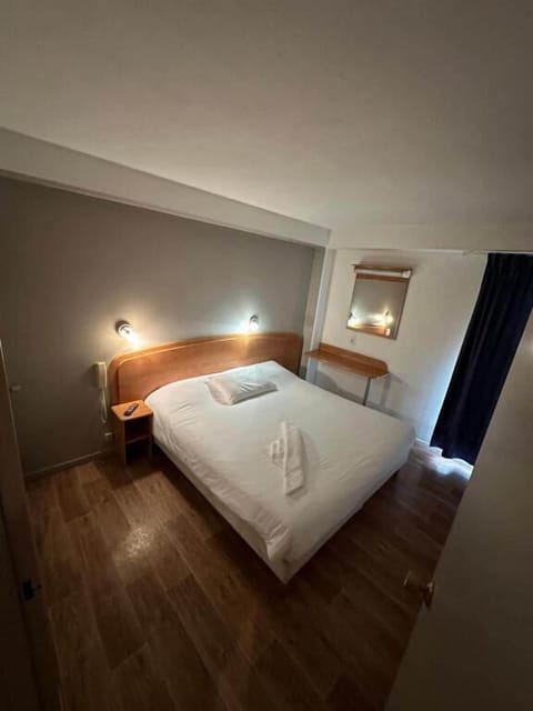 Standard Double Room | Premium bedding, in-room safe, laptop workspace, soundproofing