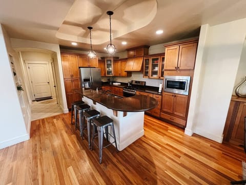 Open Kitchen & Island Seating