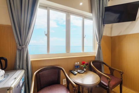 Deluxe Room | Living area | Flat-screen TV