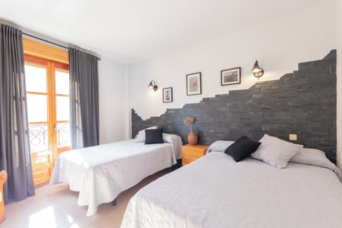Triple Room | Individually decorated, individually furnished, desk, laptop workspace