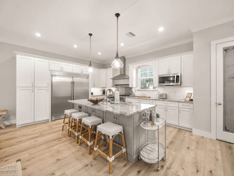 Stock up and spread out—our oversized fridge and freezer has room for all your vacation favorites! Enjoy our Viking 48" gas stove to whip up your best meals. Make cocktails while cooking with our bar tools & cart.