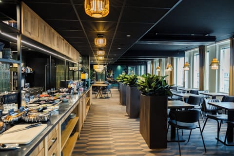 Daily buffet breakfast for a fee