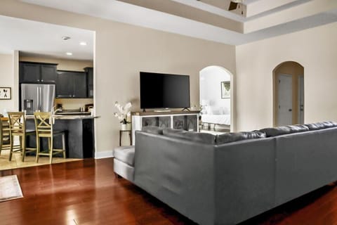 Stylish Living Room | Free WiFi | Sectional Sleeper Sofa | Smart TV