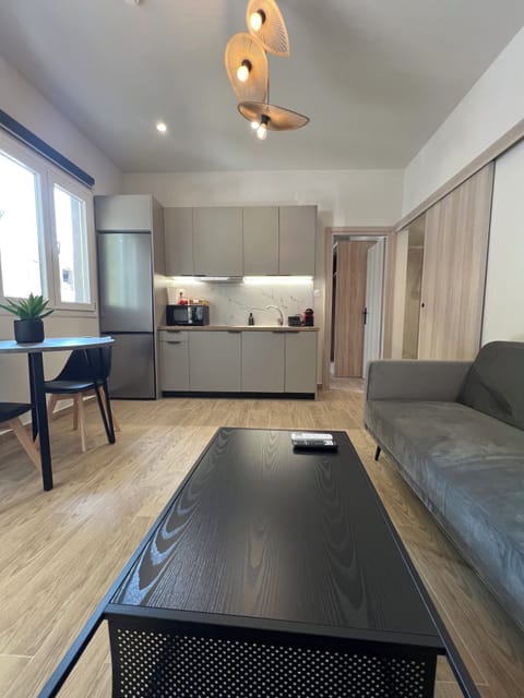 Apartment, 1 Queen Bed | Living area