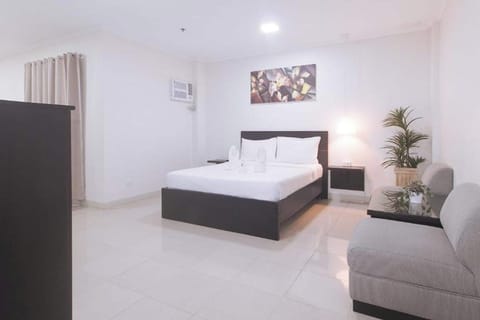 Suite | Desk, free WiFi, bed sheets