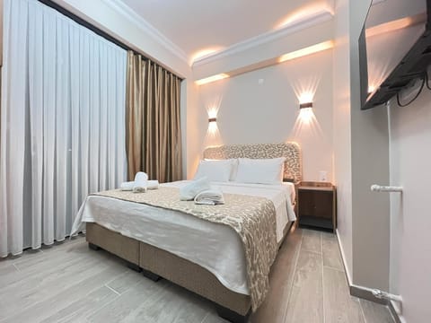 Free minibar items, free WiFi, bed sheets