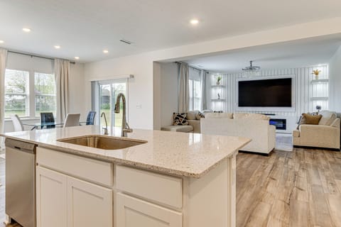 House (5 Bedrooms) | Interior