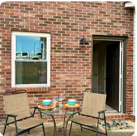 Patio w/patio furniture