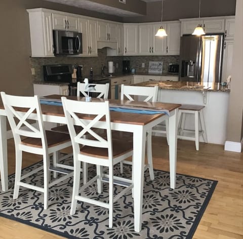 Open, bright kitchen/ dining area. Perfect for gathering.