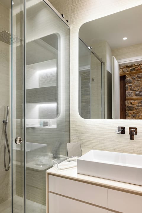 Superior Suite | Bathroom | Shower, hair dryer, bathrobes, slippers